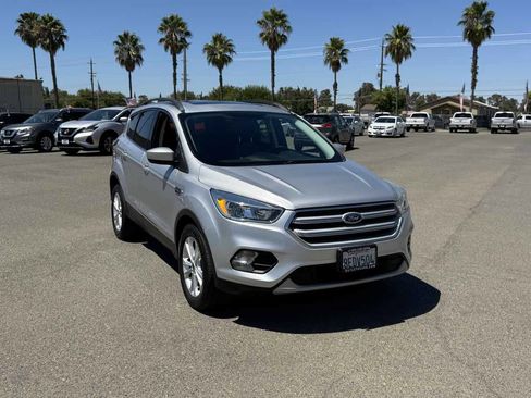Used 2018 Ford Escape SE FWD image 3