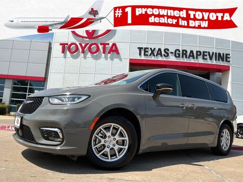 Used 2025 Chrysler Pacifica Select FWD image 1