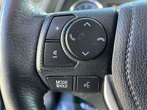 Used 2018 Toyota Corolla LE image 18