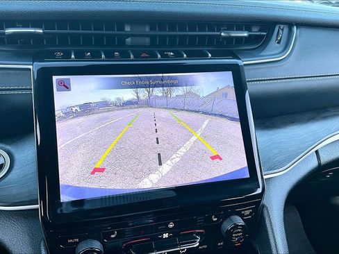 Used 2023 Jeep Grand Cherokee Limited w/ Black Appearance Package image 21