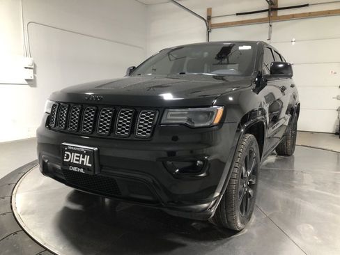 Used 2020 Jeep Grand Cherokee Altitude image 3