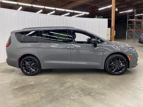 Used 2025 Chrysler Pacifica Limited w/ Uconnect Theater Family Group AWD/4WD image 7
