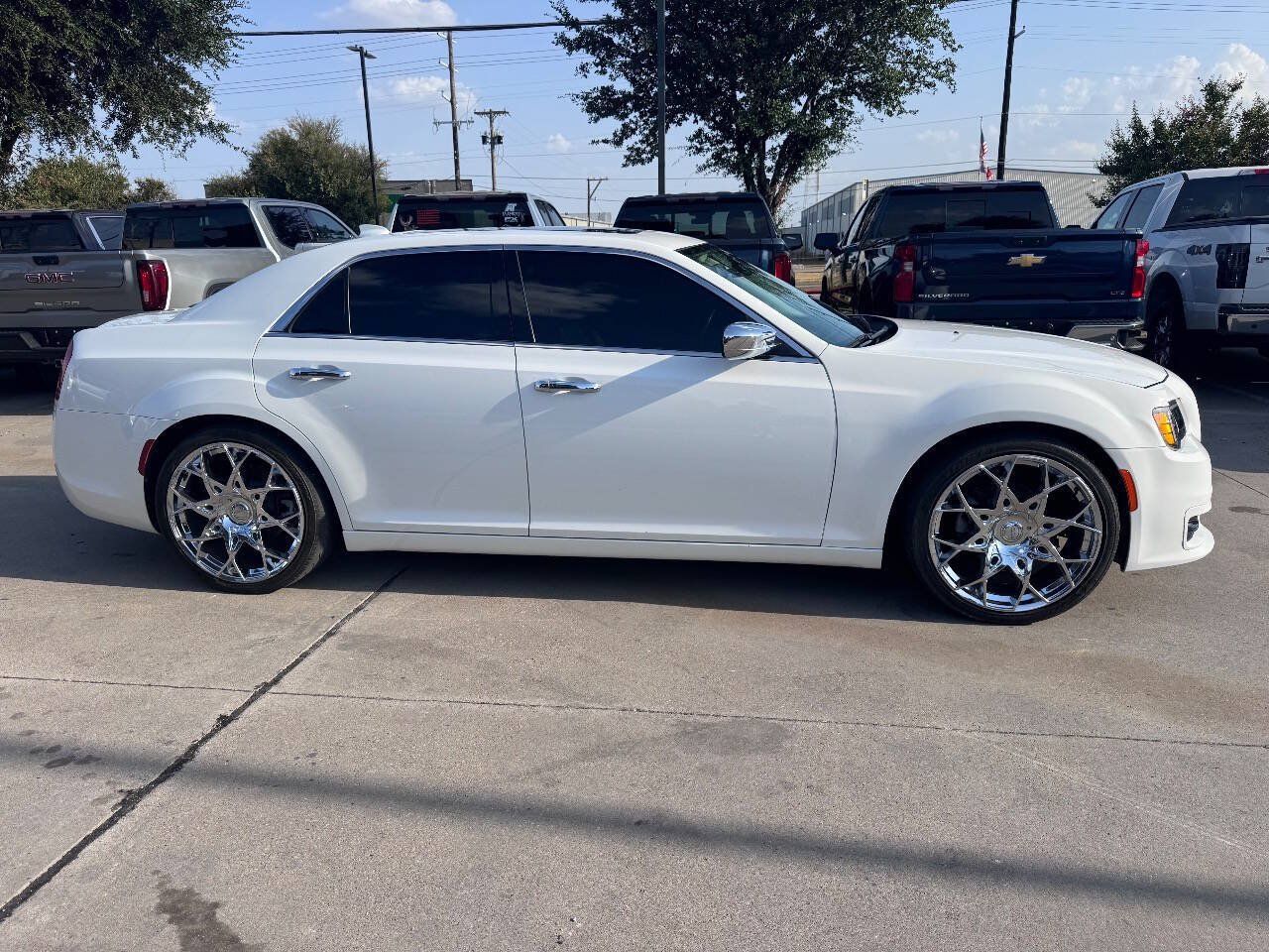 Used 2020 Chrysler 300 Touring L w/ Value Package RWD image 8