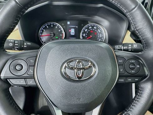 Used 2021 Toyota RAV4 XLE Premium image 16