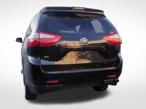 Used 2019 Toyota Sienna XLE FWD image 6
