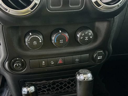 Used 2018 Jeep Wrangler Sahara w/ Connectivity Group AWD/4WD image 15
