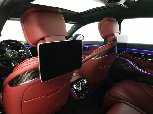 Used 2024 Mercedes-Benz S 63 AMG S w/ Carbon Fiber Exterior Package image 31