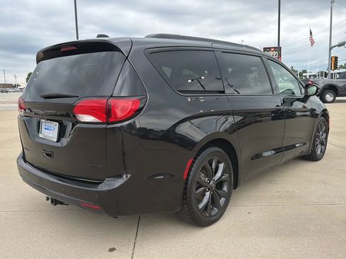 Used 2018 Chrysler Pacifica Limited w/ Advanced Safetytec Group FWD image 19