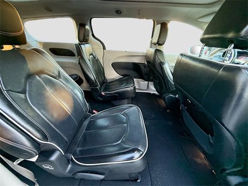 Used 2021 Chrysler Pacifica Limited image 30
