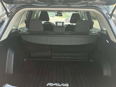 Used 2021 Toyota RAV4 LE AWD/4WD image 14