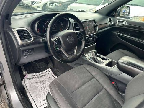 Used 2019 Jeep Grand Cherokee Laredo w/ 18" Wheel & 8.4" Radio Group AWD/4WD image 11