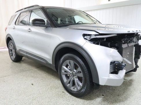 Used 2022 Ford Explorer XLT w/ Equipment Group 202A image 5