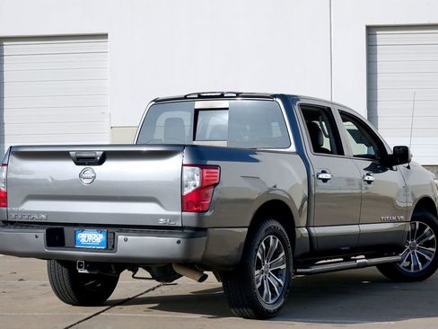 Used 2019 Nissan Titan SL image 3