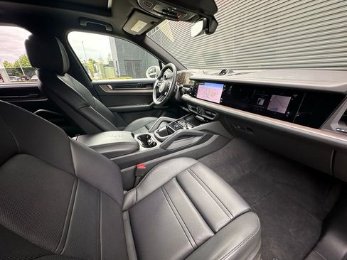 Certified 2025 Porsche Cayenne E-Hybrid AWD/4WD image 40