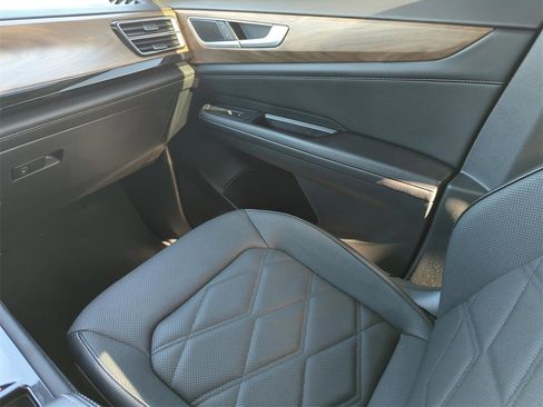 Used 2025 Volkswagen Atlas SE image 37