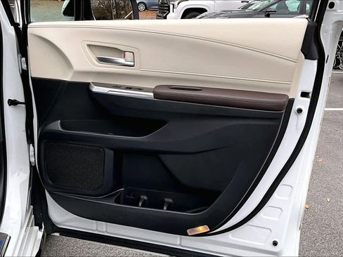 Used 2024 Toyota Sienna Platinum image 22