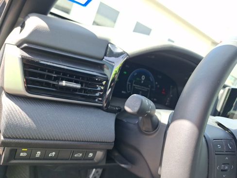 Used 2025 Toyota Camry SE image 18