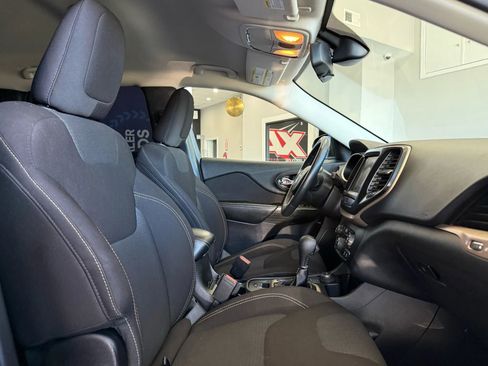 Used 2016 Jeep Cherokee Latitude w/ Cold Weather Group image 21