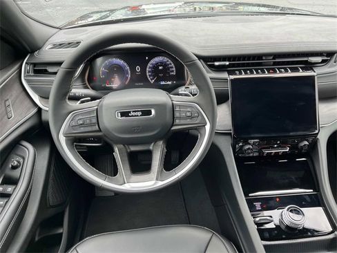 New 2025 Jeep Grand Cherokee Limited image 12