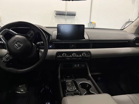 Certified 2025 Honda Pilot Touring image 11