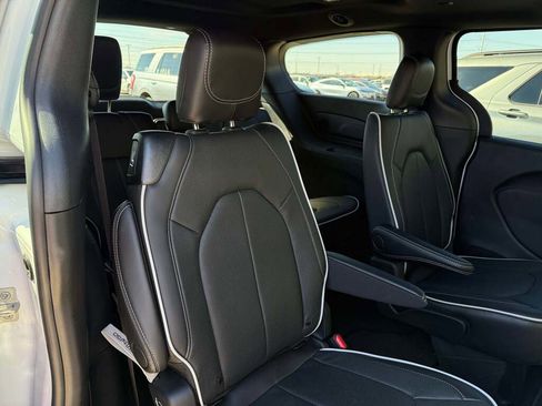 New 2026 Chrysler Pacifica Limited image 23