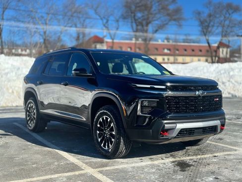 Used 2025 Chevrolet Traverse Z71 image 9