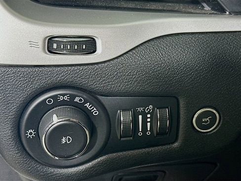 Used 2015 Jeep Cherokee Trailhawk w/ Comfort/Convenience Group AWD/4WD image 12