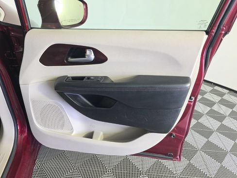 Used 2018 Chrysler Pacifica Limited FWD image 39