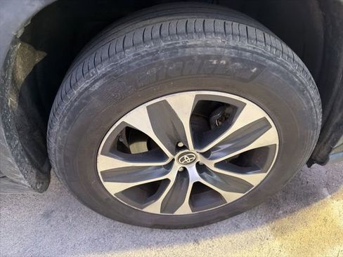 Used 2020 Toyota Highlander XLE image 29