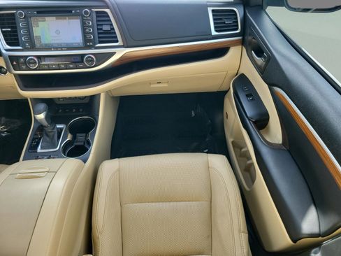 Used 2017 Toyota Highlander Limited w/ Carpet Mat Package image 18