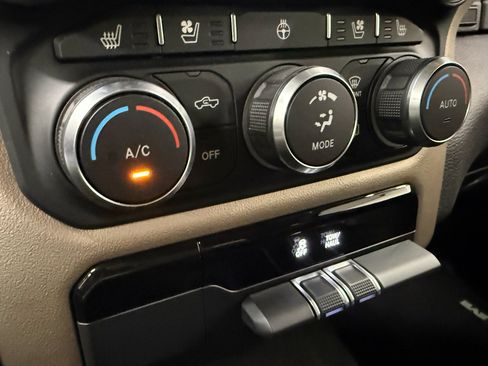Used 2019 RAM 1500 Laramie AWD/4WD image 38