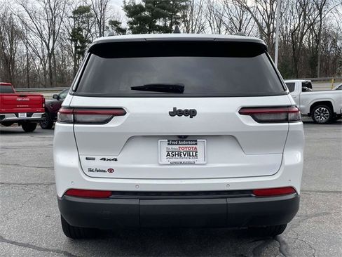 Used 2023 Jeep Grand Cherokee L Laredo image 4