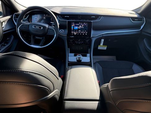 New 2025 Jeep Grand Cherokee Altitude image 10