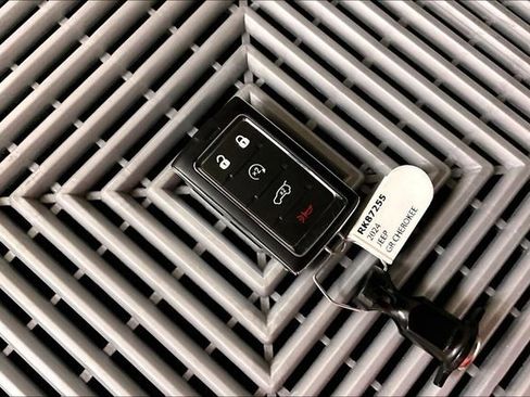 Used 2024 Jeep Grand Cherokee Limited w/ Luxury Tech Group II image 12