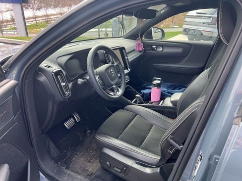 Used 2022 Volvo XC40 T5 R-Design image 9