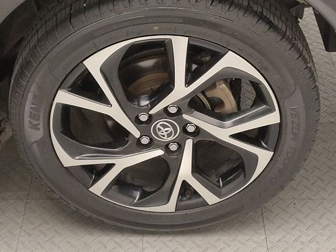 Used 2018 Toyota C-HR XLE image 31