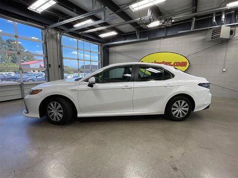Used 2021 Toyota Camry LE image 2