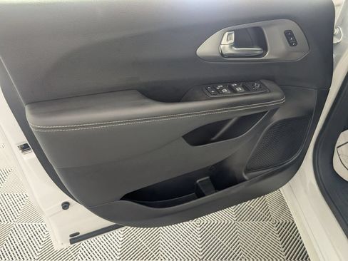 Used 2025 Chrysler Pacifica Select FWD image 10