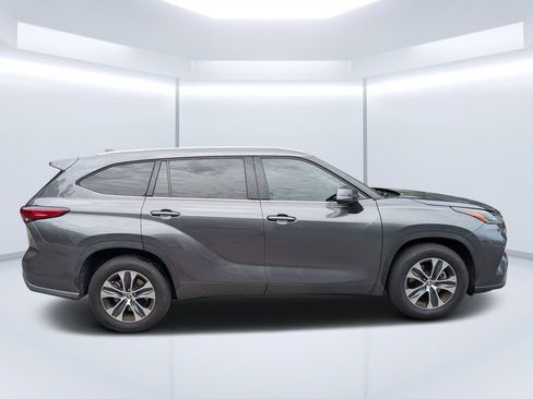 Used 2022 Toyota Highlander XLE FWD image 3