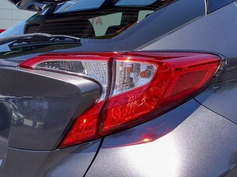 Used 2019 Toyota C-HR XLE FWD image 5