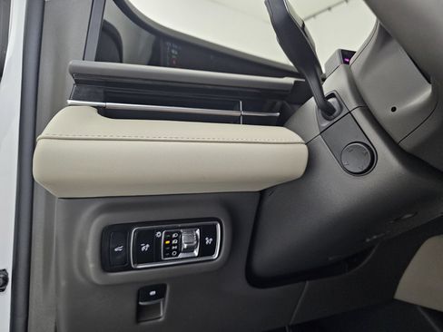 Used 2024 Lincoln Nautilus Reserve image 8