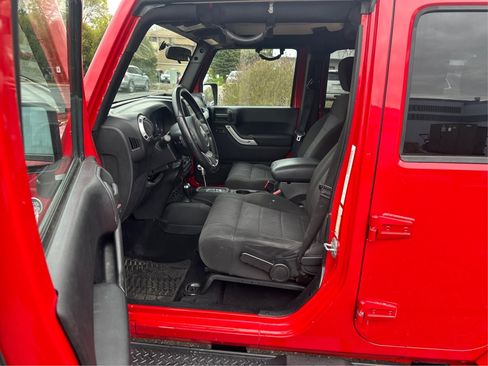 Used 2012 Jeep Wrangler Unlimited Sahara w/ Connectivity Group AWD/4WD image 9
