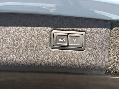 Used 2021 Bentley Bentayga AWD/4WD image 27