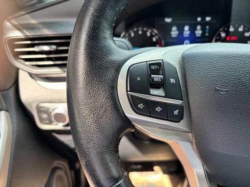 Used 2023 Ford Explorer XLT AWD/4WD image 25