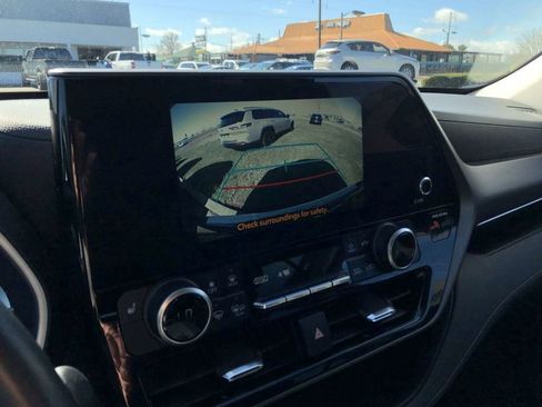Used 2023 Toyota Highlander XLE AWD/4WD image 22