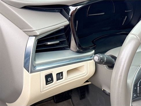 Used 2018 Cadillac XT5 Luxury w/ Driver Awareness Package image 11