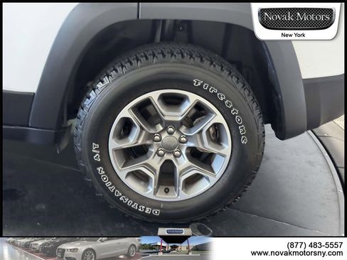 Used 2022 Jeep Cherokee Trailhawk image 9