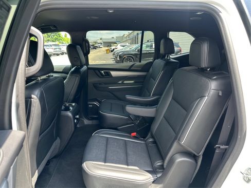 Used 2025 Buick Enclave Preferred AWD/4WD image 10