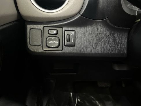 Used 2012 Toyota Yaris LE FWD image 47