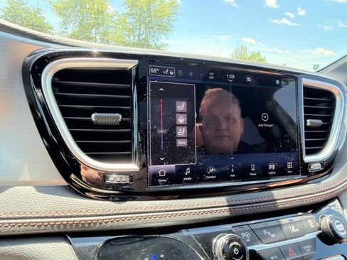 Used 2024 Chrysler Pacifica Pinnacle FWD image 13